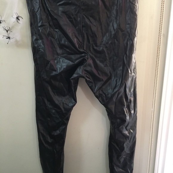 Sleek Black Women's Leggings - Picture 2 of 3
